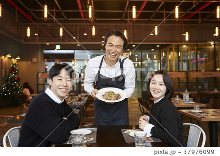 笑い 一緒 幸せ 37976099