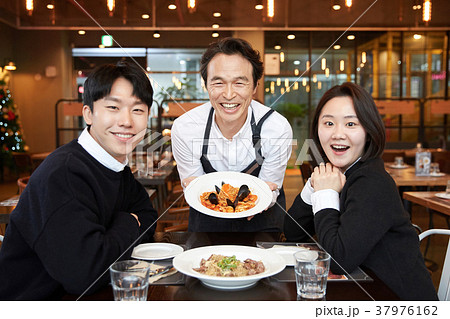 驚き びっくり 口をあける 37976162