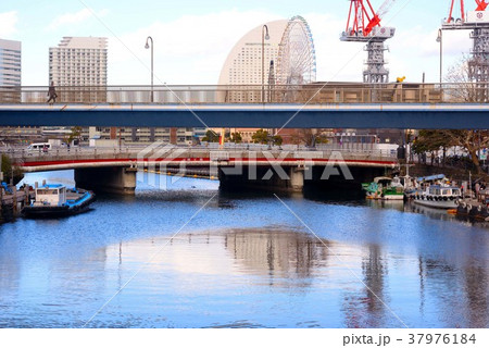 河畔の景色が映り込む快晴の大岡川 37976184