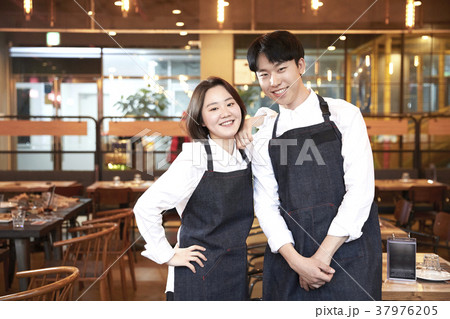 仲間 同僚 レストラン 37976205
