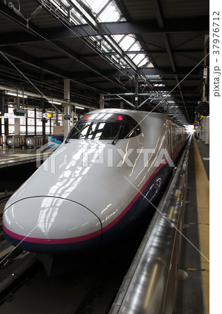盛岡駅に停車中の東北新幹線E2系 盛岡駅に停車中の東北新幹線E2系 37976712