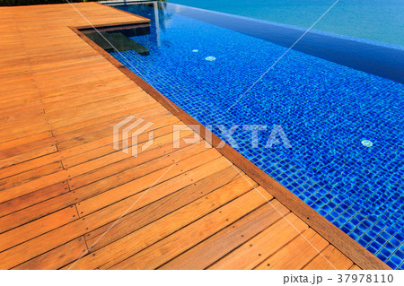 Wooden flooring beside the pool 37978110