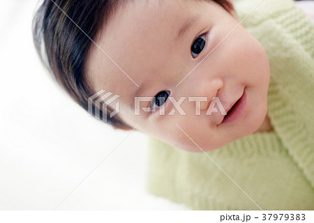 赤ちゃん Baby 子供 9ヶ月 女の子 女性 人物 笑う 喜ぶ 笑顔 かわいい の写真素材