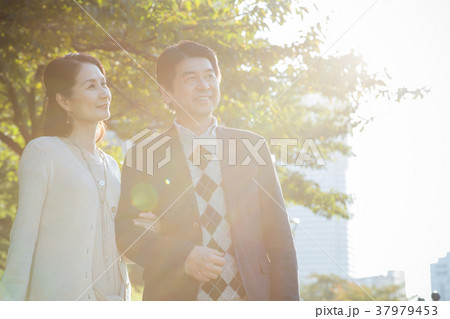 夫婦 カップル デート ミドル ライフスタイル カジュアル 夫婦 カップル デート ミドル ライフスタイル カジュアル 37979453