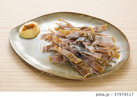 お皿に盛ったサキイカ 37979517