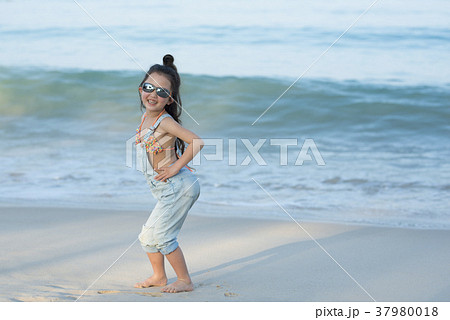 海で遊ぶ女の子の写真素材