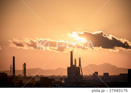 川崎マリエンの展望台から眺める夕景　富士山 37980176