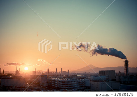 川崎マリエンの展望台から眺める夕景　富士山 37980179