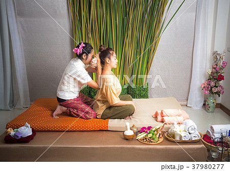 Thai Masseuse doing massage for woman  37980277