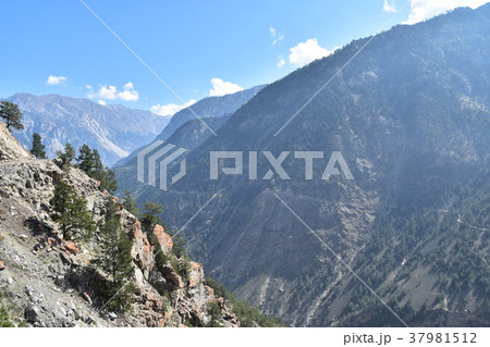 インドのキナウル谷 レコン・ピオの美しい山々と村 インドのキナウル谷 レコン・ピオの美しい山々と村 37981512