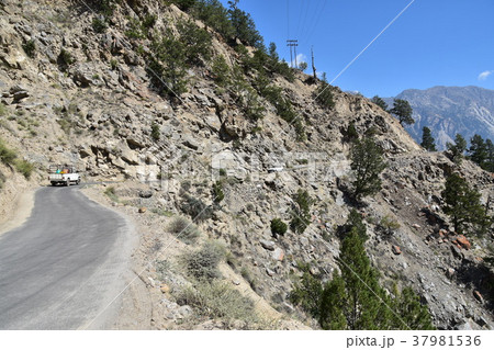 インドのキナウル谷　レコン・ピオの美しい山々と村　険しい山岳道路と走行中の車　 37981536