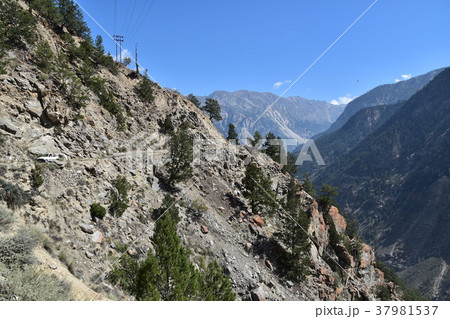 インドのキナウル谷　レコン・ピオの美しい山々と村　険しい山岳道路と走行中の車　 37981537