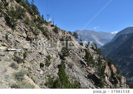 インドのキナウル谷 レコン・ピオの美しい山々と村 険しい山岳道路と走行中の車 インドのキナウル谷 レコン・ピオの美しい山々と村 険しい山岳道路と走行中の車 37981538