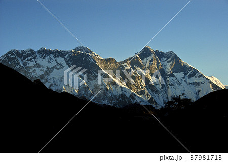 朝日に染まるエベレスト山群 37981713