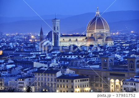 夜明け前、フィレンチェの街並みに浮かび上がるサンタ・マリア・デル・フィオーレ大聖堂とジョットの鐘楼 37981752