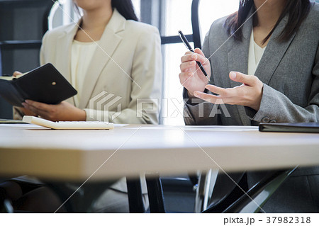 会議　パソコン　打ち合わせ　オフィス　ビジネス　資料　書類 37982318