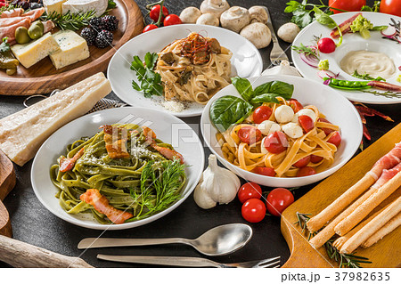 イタリアンパスタ Fettuccine pasta Italian cuisine イタリアンパスタ Fettuccine pasta Italian cuisine 37982635