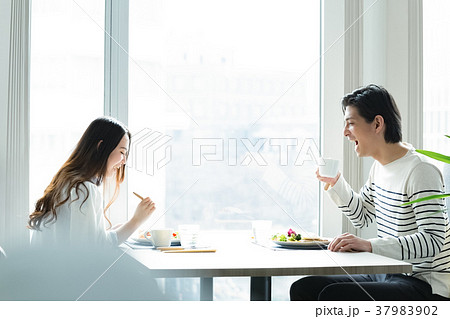 食事する男女の写真素材