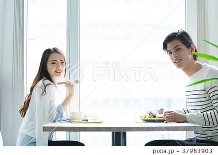 食事する男女 食事する男女 37983903
