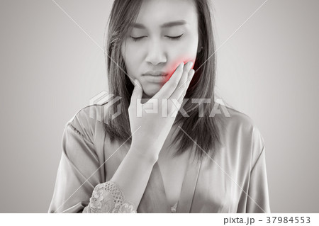 歯痛 歯痛 37984553
