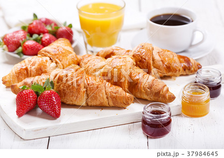 breakfast with croissants 37984645