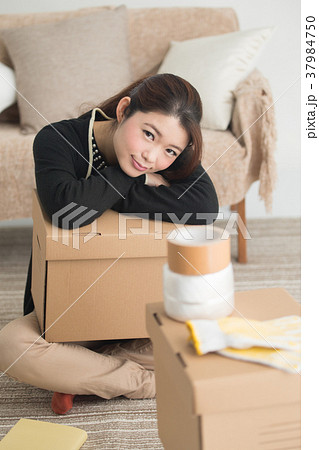 引越し・女性 37984750