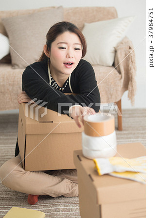 引越し・女性 37984751