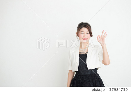 ドレス・女性(白バック) 37984759