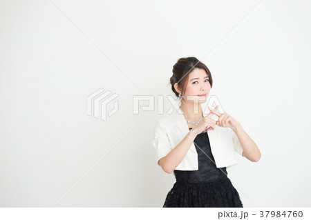 ドレス・女性(白バック) ドレス・女性(白バック) 37984760