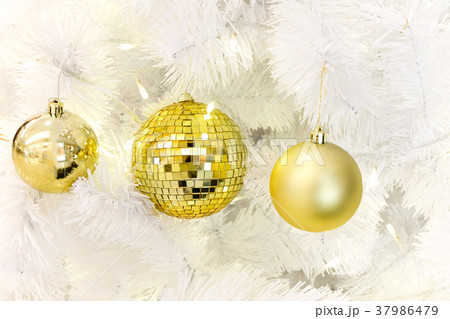 The golden ball is decorated on a white Christmas The golden ball is decorated on a white Christmas 37986479
