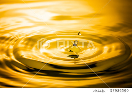 Liquid gold drop and ripple ,abstract background 37986590