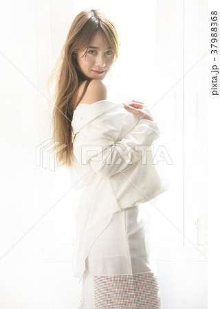 Romantic girl with sly smile stand show shoulder 37988368