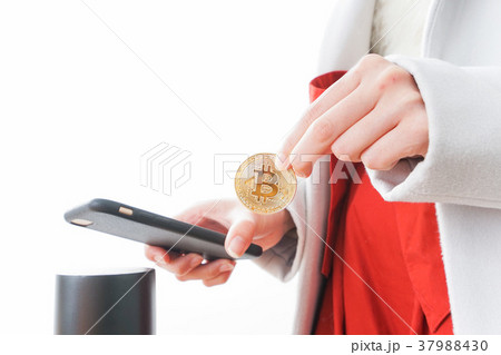 仮想通貨で決済をする女性 仮想通貨で決済をする女性 37988430