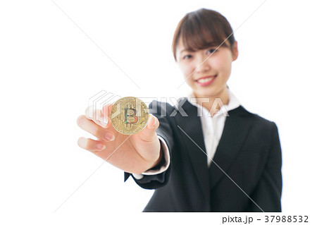 ビットコイン・仮想通貨を持つ女性 ビットコイン・仮想通貨を持つ女性 37988532