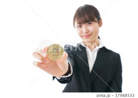 ビットコイン・仮想通貨を持つ女性 37988533