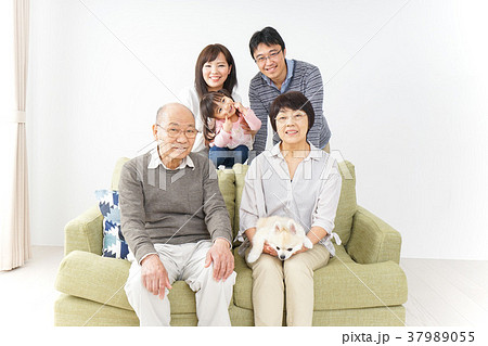 三世代 ファミリー 集合写真イメージ 37989055