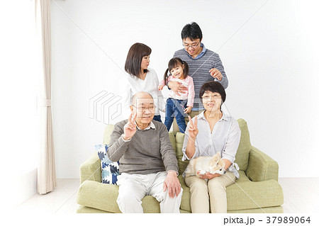 三世代 ファミリー 集合写真イメージ 37989064