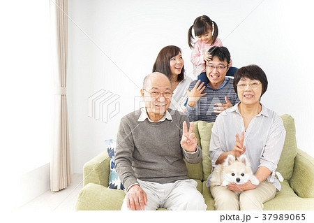 三世代 ファミリー 集合写真イメージ 37989065