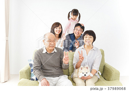 三世代 ファミリー 集合写真イメージ 37989068