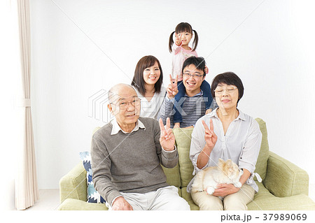三世代 ファミリー 集合写真イメージ 37989069