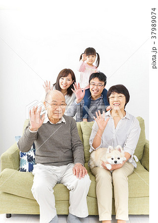三世代 ファミリー 集合写真イメージ 37989074