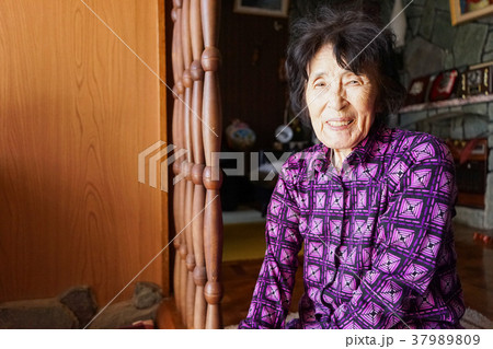 畑仕事をする日本人の高齢者 37989809