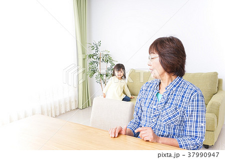 おばあちゃんと遊ぶ子ども 37990947