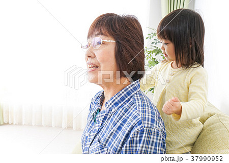 おばあちゃんと遊ぶ子ども おばあちゃんと遊ぶ子ども 37990952