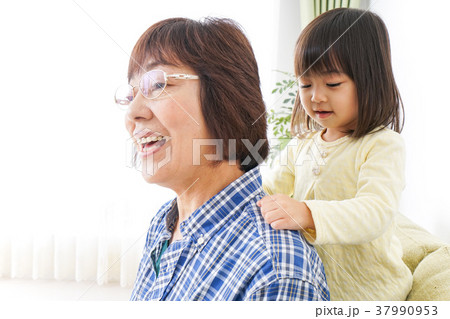 おばあちゃんと遊ぶ子ども おばあちゃんと遊ぶ子ども 37990953