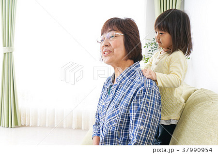 おばあちゃんと遊ぶ子ども おばあちゃんと遊ぶ子ども 37990954