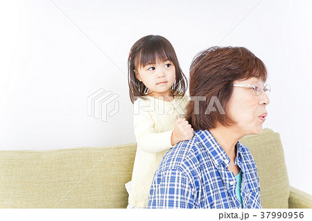 おばあちゃんと遊ぶ子ども おばあちゃんと遊ぶ子ども 37990956