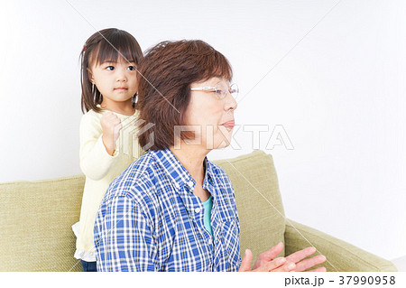 おばあちゃんと遊ぶ子ども おばあちゃんと遊ぶ子ども 37990958