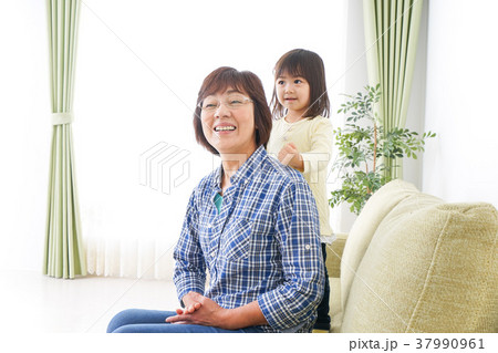 おばあちゃんと遊ぶ子ども 37990961