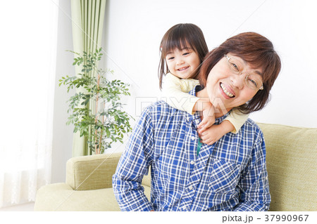 おばあちゃんと遊ぶ子ども 37990967
